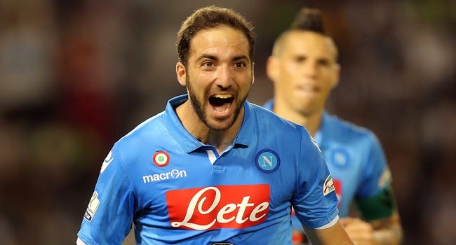 Higuaín festeja uno de sus goles en el partido Higuaín festeja uno de sus goles en el partido