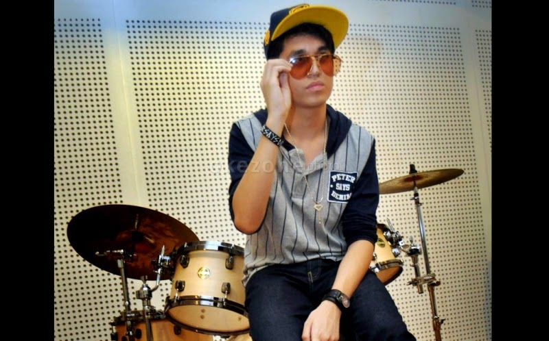 Foto Kevin Julio pakai kacamata dan topi Foto Kevin Julio pakai kacamata dan topi
