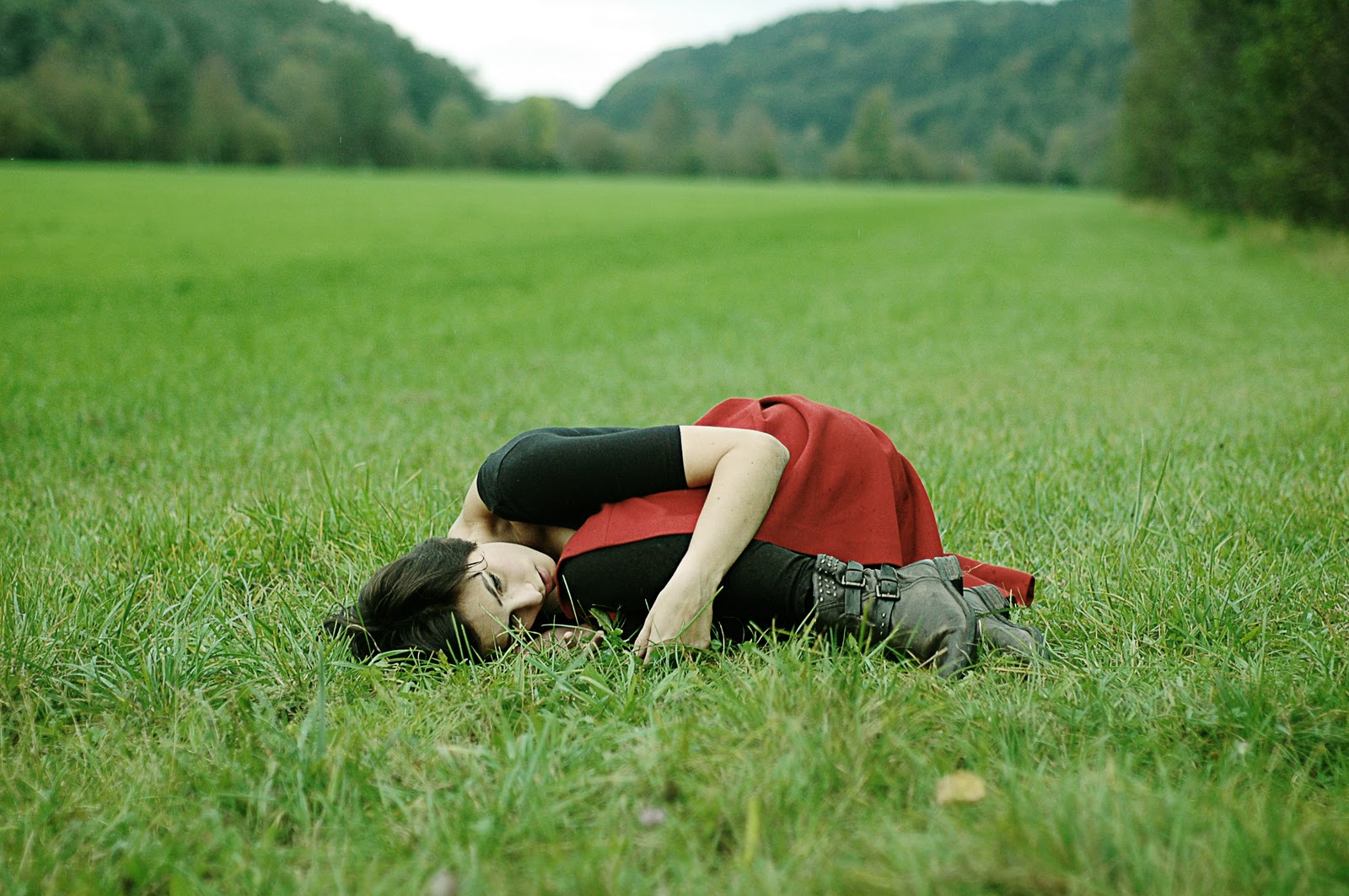 Laura Zalenga Photography sitting in the rain
