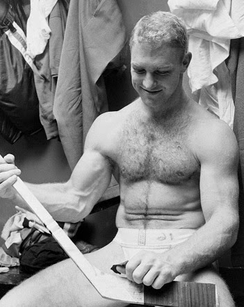 Legendary NHLer Bobby Hull's physique, apparently he developed it by baling  hay : r/bodybuilding