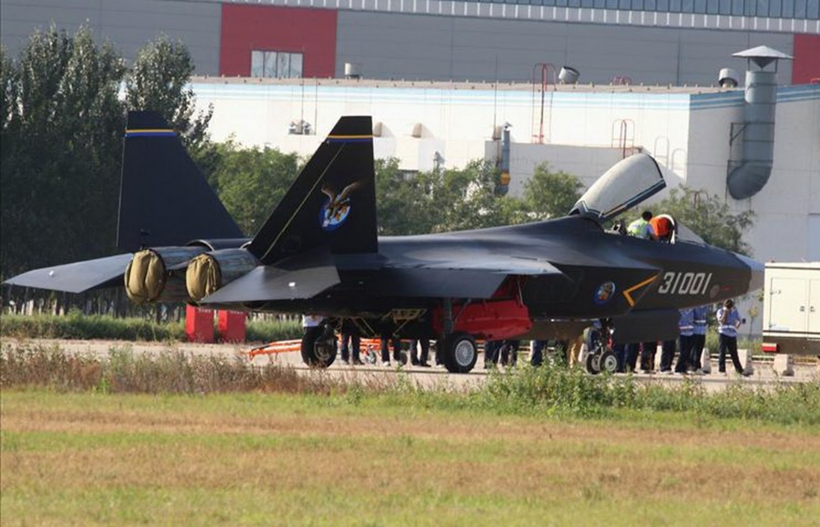 Shenyang J-31 - Página 4 New+J-31+60+17+18+212+25++fifth+generation+stealth+export+paf+pakistan++fighter+aircraft+prototype+People's+Liberation+Army+Air+Force++OPERATIONAL+pl-10+12+aam+bvr+missile+ls+pgm+gps+LS6