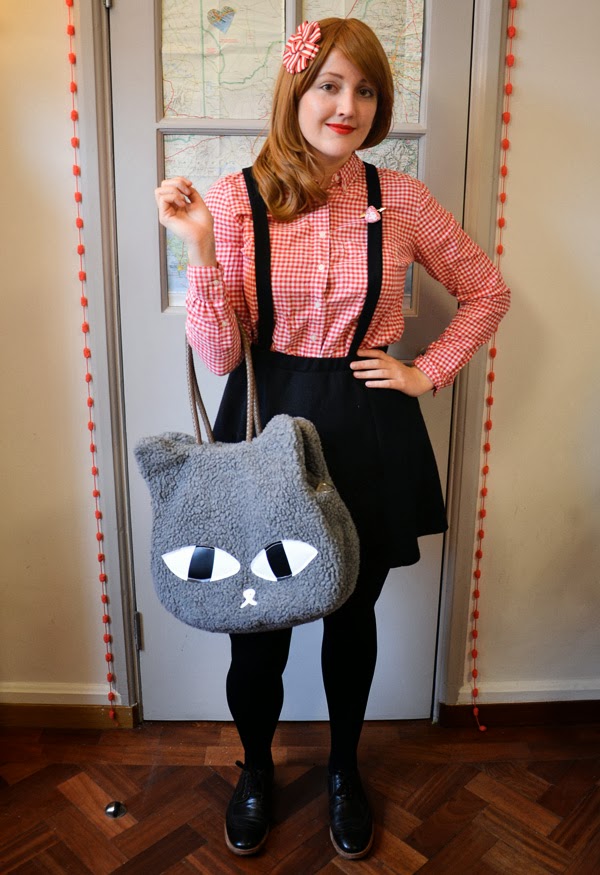 Valentine's Day outfit: red gingham shirt, red lipstick, suspender skirt and brogues with a fuzzy cat bag Valentine's Day outfit: red gingham shirt, red lipstick, suspender skirt and brogues with a fuzzy cat bag
