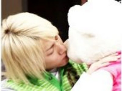 heechul-kiss-teddy-bear-400x299.jpg