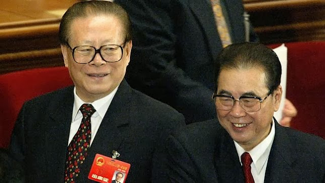 Giang Trạch Dân (trái), Lý Bằng (phải) và ba lãnh đạo khác bị cáo buộc tội ác diệt chủng người Tây Tạng.