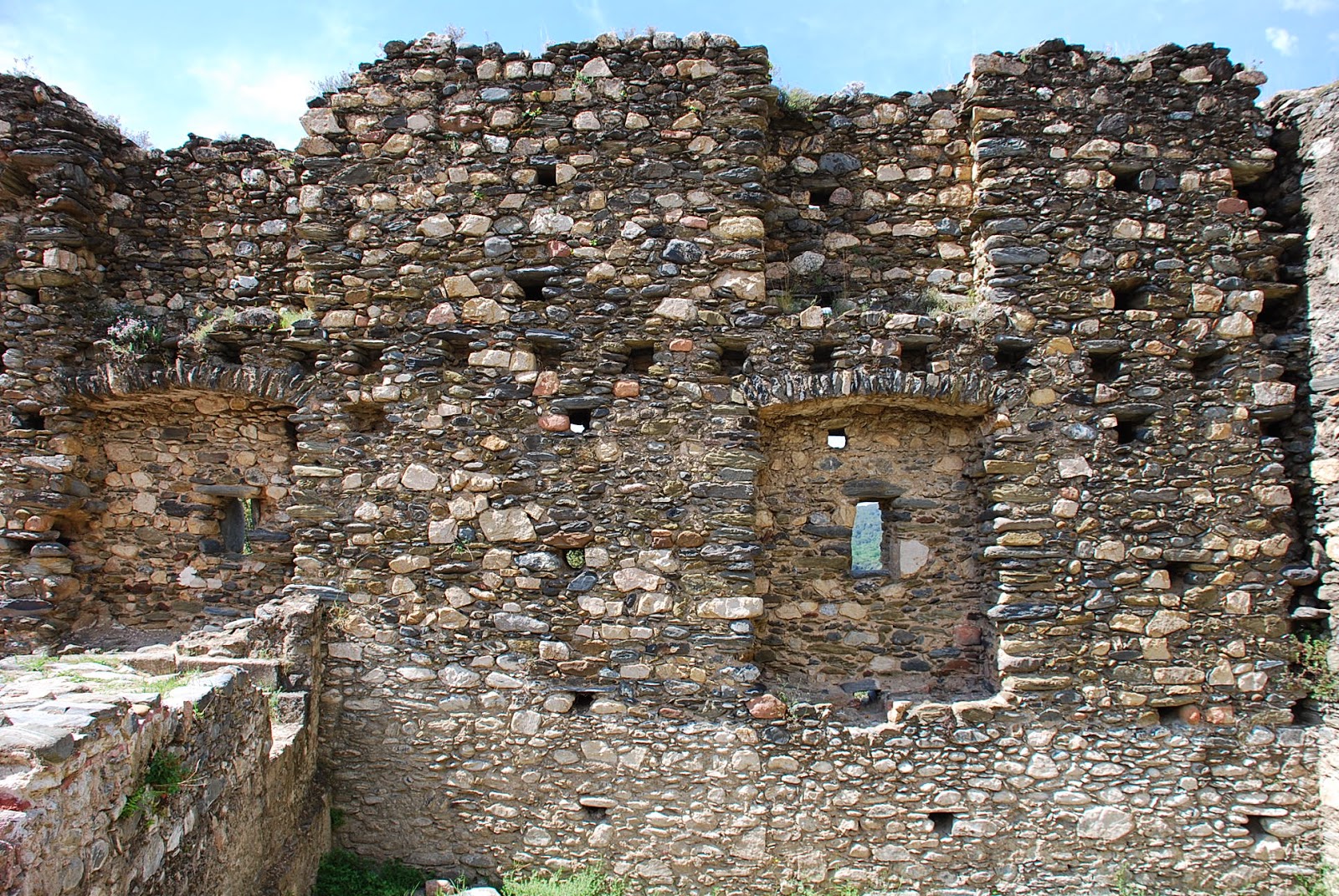 Pequeña montaña (senderismo en familia) Castillo de Montclús.