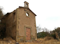 Vista lateral de la capella on s'aprecia el forat del pas que permetia accedir de la casa al cor de la capella Vista lateral de la capella on s'aprecia el forat del pas que permetia accedir de la casa al cor de la capella