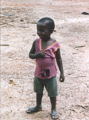 Junge in einem Flüchtlingslager in Liberia (IDP), 2005. Foto: Uwe Kerkow