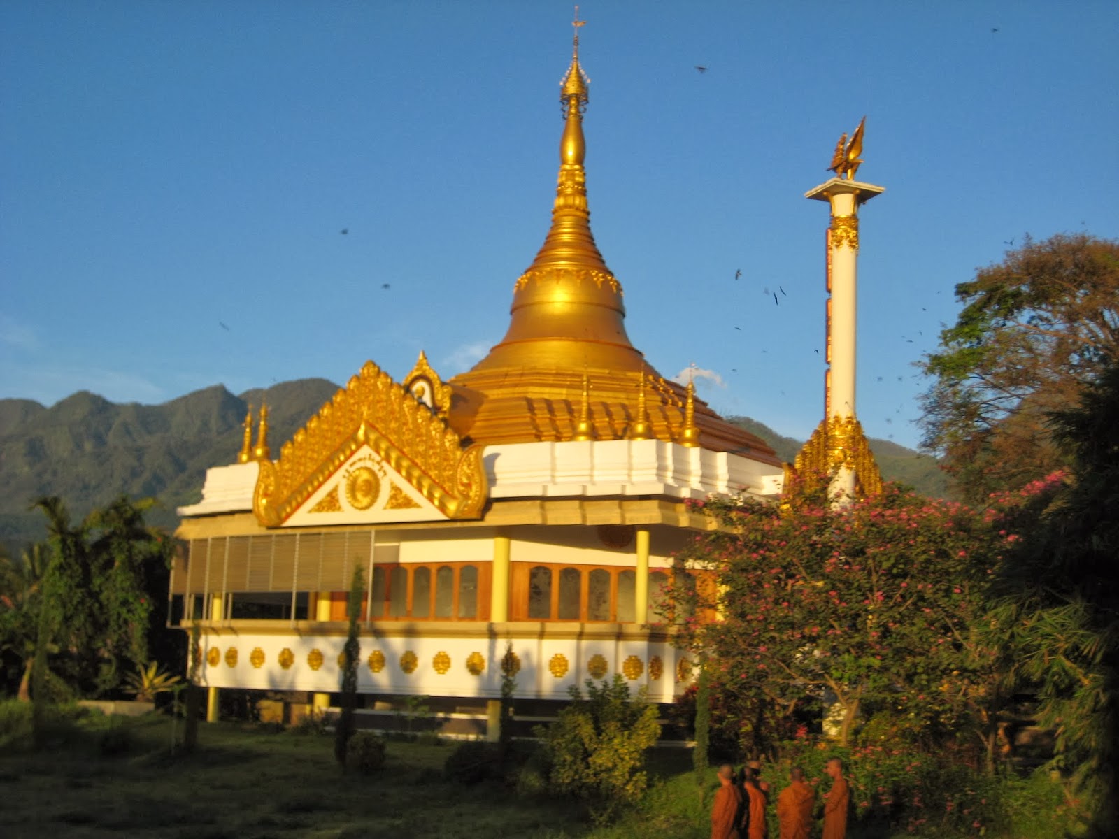 Patirupaka Shwedagon pagoda 2 http://buddhist-images.blogspot.com/