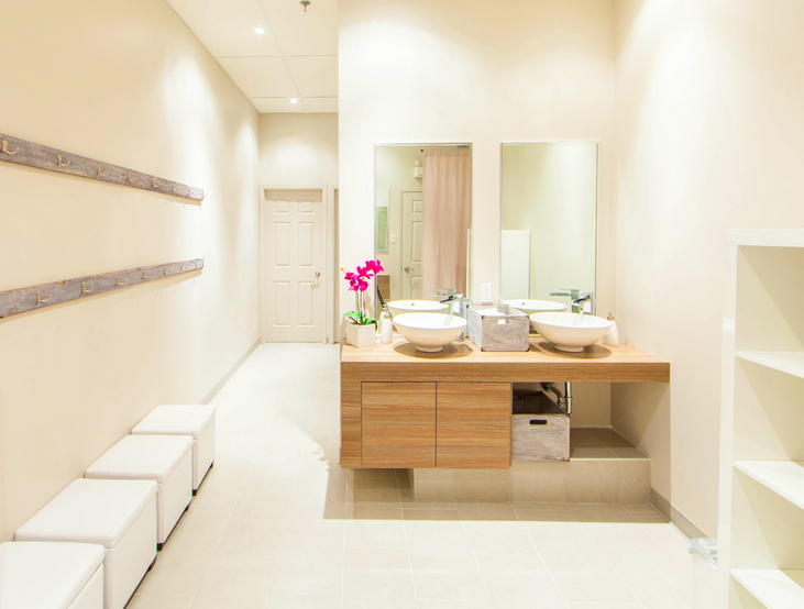 Le vestiaire des femmes au centre de yoga PurEquilibre Le vestiaire des femmes au centre de yoga PurEquilibre