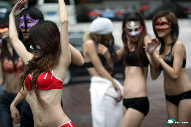 Очаровательные и сексуальные китаяночки разделись специально для любителей эротики