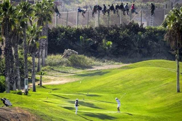 Africans on the border with Spain stormed the fence Africans on the border with Spain stormed the fence