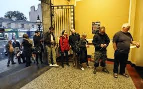 Πάτρα: Ουρές έξω από τα εκλογικά τμήματα psifoforia