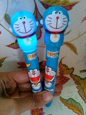 Pulpen Lampu Doraemon, Doraemon, Pulpen, Pernak-Pernik, Stationary, Pernak pernik lucu, pernak pernik Doraemon, Pernak pernik unik, Doraemon Collection