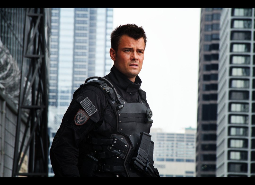 http://4.bp.blogspot.com/-UdL9mGu_LgM/Thf3OA5LWtI/AAAAAAAADvw/fFfBbK3H-h0/s1600/Transformers-3-Dark-Of-The-Moon-Stills-Sam-Lennox-Simmons-And-Optimus-1_1308164400.jpg