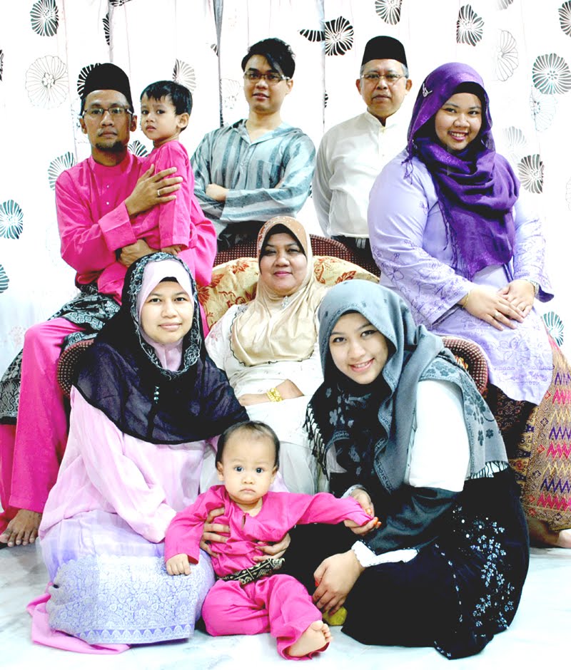 keluarga sedang berduka di kuburan