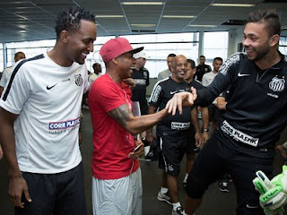 Leonardo com Robinho e Vladimir durante despedida do atacante do elenco (Foto: Ricardo Saibun/ Santos FC)