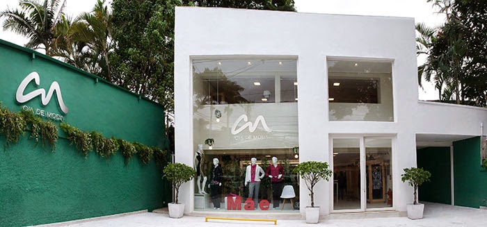 Cia de moda reinaugura maior loja da marca