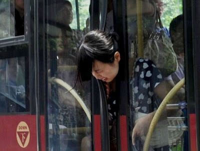 20 Hillarious Public Transport Photobomb Hillarious Photos, Public Transportation, Unbeliveable People, Stupid Acts, Dirty Behaviour, Local Buses, Funny Women, Animal Transportation