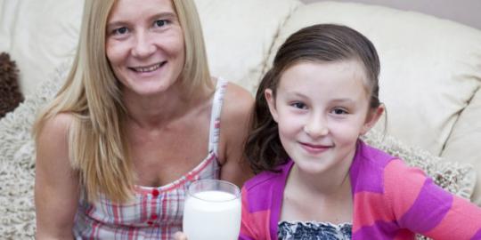 Gadis ini Minum Susu 3 Liter Setiap Hari Untuk Bertahan Hidup Gadis ini Minum Susu 3 Liter Setiap Hari Untuk Bertahan Hidup