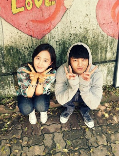 Yuri snaps pictures with the gorgeous men of "No Breathing" Yuri