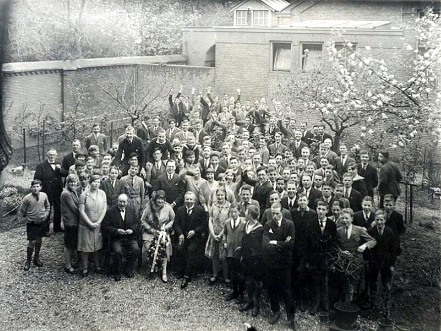 Onderdirecteur A.H.A. van Riel 25 jaar docent op 1 mei 1928