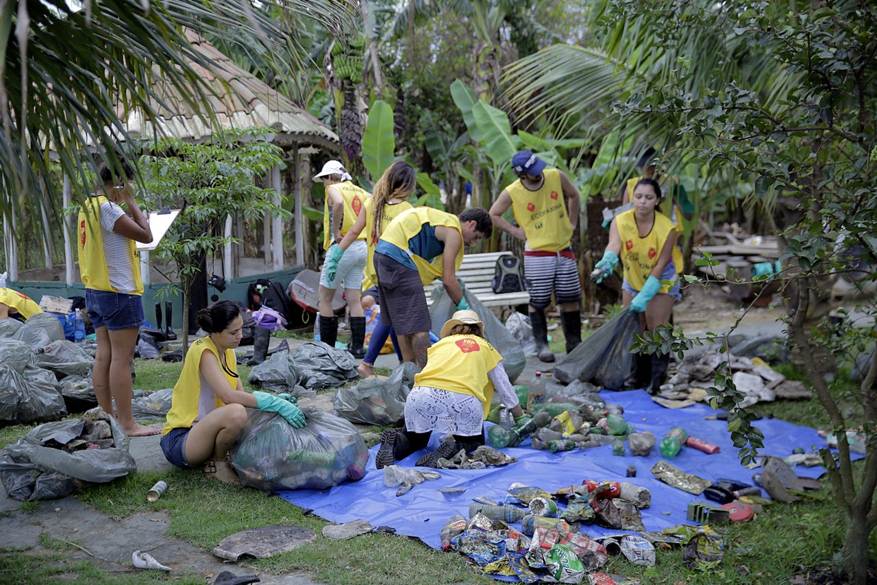 A grande variedade de resíduos exigiu paciência dos voluntas durante a coleta de dados. A grande variedade de resíduos exigiu paciência dos voluntas durante a coleta de dados.