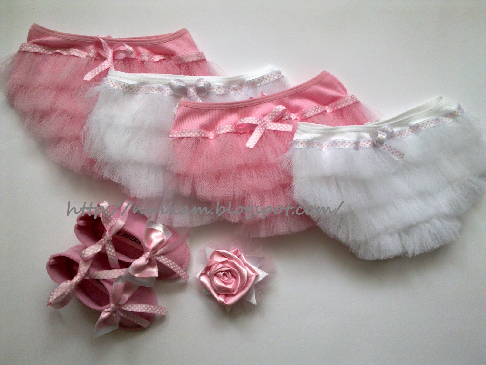 BabyAynur FIRFIRLI KÜLOTLAR VE KEÇE AYAKKABI BabyAynur FIRFIRLI KÜLOTLAR VE KEÇE AYAKKABI