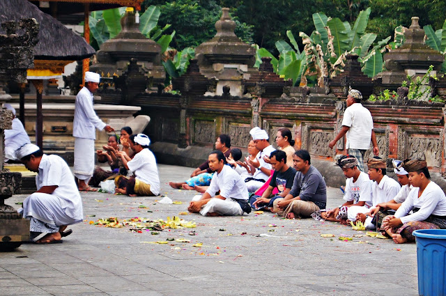 Balineses en Tirta Empul Balineses en Tirta Empul