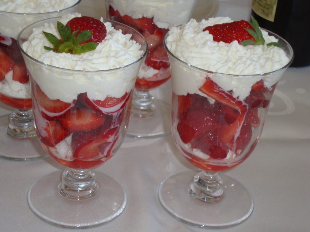 Set Di 2 Bicchieri Alla Fragola Con Cannuccia - Per Acqua, Succo, Caffè E Tè, Design Carino - Foto 9