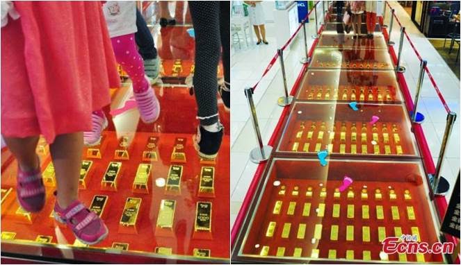 Unik, 606 Emas Batangan Diletakkan Untuk 'Jalan Emas' di Mall jalan emas