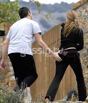 Αδημοσίευτες ΕΙΚΟΝΕΣ: Όταν ο Αντώνης Ρέμος χούφτωνε με μανία τη Ζέτα Μακρυπούλια!!