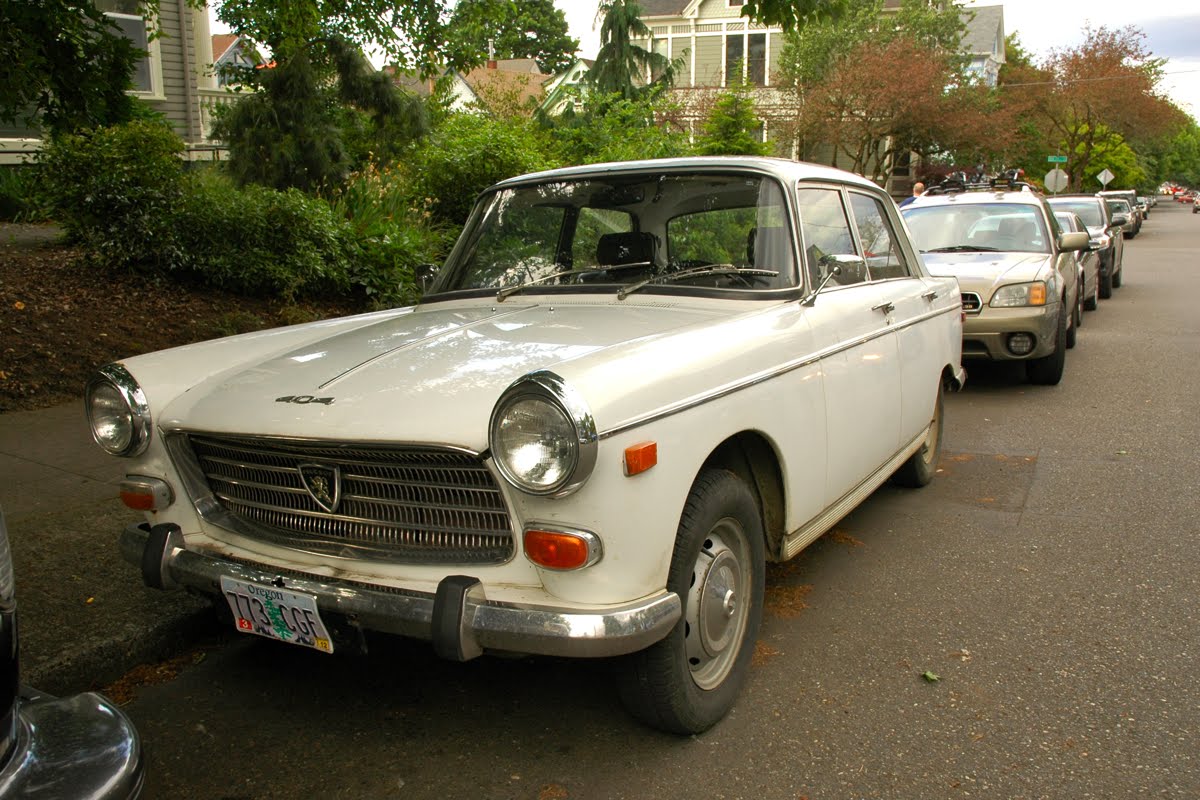OLD PARKED CARS.: 1974 Peugeot 404 Saloon. OLD PARKED CARS.: 1974 Peugeot 404 Saloon.