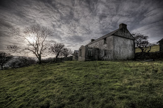 House on the Hill - Irishmanlost (Flickr)