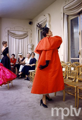 Vintage Fashion Guild - Evening ensemble made by Cristobal Balenciaga  (1895-1972) in his 1961 autumn/winter collection. Balenciaga was a Spanish  fashion designer and founder of the Balenciaga fashion house. His mother was