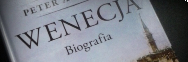 Każde miasto ma swoją unikalną historię. Stworzone na określonych fundamentach, rozwijało się przez setki lat - zarządzanie przez różne osobistości, napadane, grabione, skąpane w blasku własnej chwały, podziwiane. Większość europejskich miast skrywa swoje tajemnice, niedostępne dla większości współczesnych mieszkańców - jesteśmy otumanieni elektroniką, nie zdajemy sobie sprawy, że być może po tej samej ulicy, którą Ty chodzisz codziennie do pracy, parę wieków temu przemaszerował królewski orszak? Odcinamy się od historii, często nią gardzimy. Peter Ackroyd wraca z nową książką. Po świetnej biografii jego ulubionego Londynu przyszedł czas na Wenecję. Miasto na wodzie, spowite tajemnicą, żyjące w strachu przed morzem, najbardziej rozpoznawalne z gondoli, masek i Bazyliki św. Marka. Jaka jest historia Wenecji?    Już na początku muszę Wam o czymś powiedzieć. Przy okazji recenzji książki z Robertem Langdonem w roli głównej wspominałem moją wycieczkę do Włoch, podziwianie zabytków Rzymu czy Watykanu. W Wenecji postawiłem swoją stopę, jednak nie była to tak szczęśliwa wyprawa, jakbym tego oczekiwał. Wracaliśmy autokarem do Polski, około pierwszej w nocy zawitaliśmy do miasta na wodzie, które na pierwszy rzut oka wydawało się ciche i spokojne. Doszliśmy do centralnego punktu miasta i zaniemówiłem - pełno turystów, otwarta każda restauracja, mnóstwo lokalnych kapel, które umilały gościom noc. To miasto żyło. I śmierdziało.   Tak, Wenecja nie rozpieszcza. Dla niewprawnego turysty, który spodziewa się śpiewających facetów na gondoli, mnóstwa zakochanych i jeszcze większej ilości mostów, to zapach może być prawdziwym wyzwaniem. Nie znam się na hydrologii, nie jestem w stanie Wam powiedzieć czy zapach różni się w zależności od pory dnia. Nasza wizyta w Wenecji zakończyła się po około godzinie, gdzie zmęczeni i zaspani powróciliśmy do autokaru. Jak sami widzicie nie wspominam tej wycieczki zbyt dobrze, ale jedno jest pewne - kiedyś tam powrócę, z Lubą przy boku.   Dlatego do "Wenecji" Ackroyda pochodziłem z niewysłowioną ekscytacją, ale i z dużym sentymentem. Każdy lubi wspominać te dobre rzeczy i tak właśnie zadziałała książka Anglika - zanurzyłem się w swoich własnych myślach, na parę chwil tracąc kontakt z rzeczywistością. Ackroyd bardzo sprawnie i treściwie opisuje wszystkie mity i legendy, które wytworzyły się na przestrzeni lat wśród mieszkańców miasta na wodzie. Co ważne, autor je nam podaje, opisuje, ale nie wydaje się odcinać od tego typu bajania - nie komentuje ich, zostawia to swoim czytelnikom, by zinterpretowali je tak, jak uważają to za stosowne.   Mogło by się wydawać, że kilkusetletnia tradycja i historia miasta zasługuje na grubaśne i nieporęczne tomiszcze. Ackroyd wyszedł z założenia, że jego historia nie może być nuda i przydługawa - znów, krótka, ale i treściwie opisuje nam każdy element, który składa się na całe miasto - tradycja, budynki, mieszkańcy, patroni, kwiaty, woda, gondola, nawet gołębie mają swój udział w historii Wenecji. "Wenecja. Biografia" to niesamowita książka dla każdego sympatyka historii, który chce w zrozumiały i dobrze napisany sposób dowiedzieć się czegoś więcej o jednym z najpopularniejszych miast Europy. Opowieść autora to niesamowita przygoda wśród legend, potwierdzonych faktów czy anegdot.   Ackroyd umiejętnie pokazuje nam wyjątkowość Wenecji. Autor chce pokazać swojemu czytelnikowi czym wyróżnia się architektura miasta na wodzie, co jest takiego oryginalnego w tamtejszym malarstwie. W pewnym momencie Acroyd zamienia się w karczemnego gawędziarza, który snuje leniwie swoją opowieść, a my słuchamy jak zaczarowani - to wyjątkowa umiejętność, która nie pozwala czytelnikowi oderwać się od lektury choćby i na sekundę. "Wenecja. Biografia" to świetna podróż dla wszystkich, którzy choć trochę interesują się tym tematem - to nie tylko książka historyczna, ale i faktograficzna - jeśli macie zwiedzać w najbliższe wakacje Wenecję, weźcie tę książkę ze sobą, bardzo się Wam przyda i okaże się niezwykle pomocna w odkrywaniu tajemnic miasta.    Osobny akapit należy poświęcić wydaniu książki - "Wenecja. Biografia" zachwyca! Liczne, dobrze wydrukowane ilustracje, zdjęcia, obrazy; to wszytko nadaje dodatkowy smaczek całej historii, powodując, że miasto dla czytelnika staje się niemal namacalne. Twarda oprawa, niebieska, mam wrażenie, że to nawiązanie do wody, wkładka; dobrze opracowane rozdziały, świetne tłumaczenie - to wszystko decyduje o wyjątkowości książki Ackroyda, czyniąc ją ozdobą każdej półki!   Jak w każdej książce tego typu trafiają się gorsze i lepsze momenty. Tych drugich jest zdecydowanie więcej, jednak zdarzało mi się pomijać niektóre akapity - nie wszystko co dotyczy tego miasta mnie interesuje. To nie przez autora, nie - Ackroyd świetnie prowadzi swoją opowieść i ciężko się od niej oderwać, ale niektóre aspekty tej historii były dla mnie nużące. Co nie znaczy, że dla innych mogą okazać się niezwykle interesujące.   "Wenecja. Biografia" to niezwykle udana opowieść. To nie tylko historia i nudne fakty, które prędzej czy później zmęczą każdego. Książka Ackroyda to niesamowita powieść o mieście. Mieście, które żyje, ma swoją tradycje, wyjątkowych mieszkańców, specyficzną atmosferę. Jeśli jesteście ciekawi jak to jest mieszkać na wodzie, skąd taki pomysł, jak rozwijała się Wenecja, dlaczego po kilkunastu latach potęgi morskiej stopniowo upadła, sięgnijcie po tę książkę. Znajdziecie w niej dużo ciekawych i interesujących informacji, które pokażą Wam, że miasto to nie tylko budynki i ludzie. To znacznie, znacznie więcej.