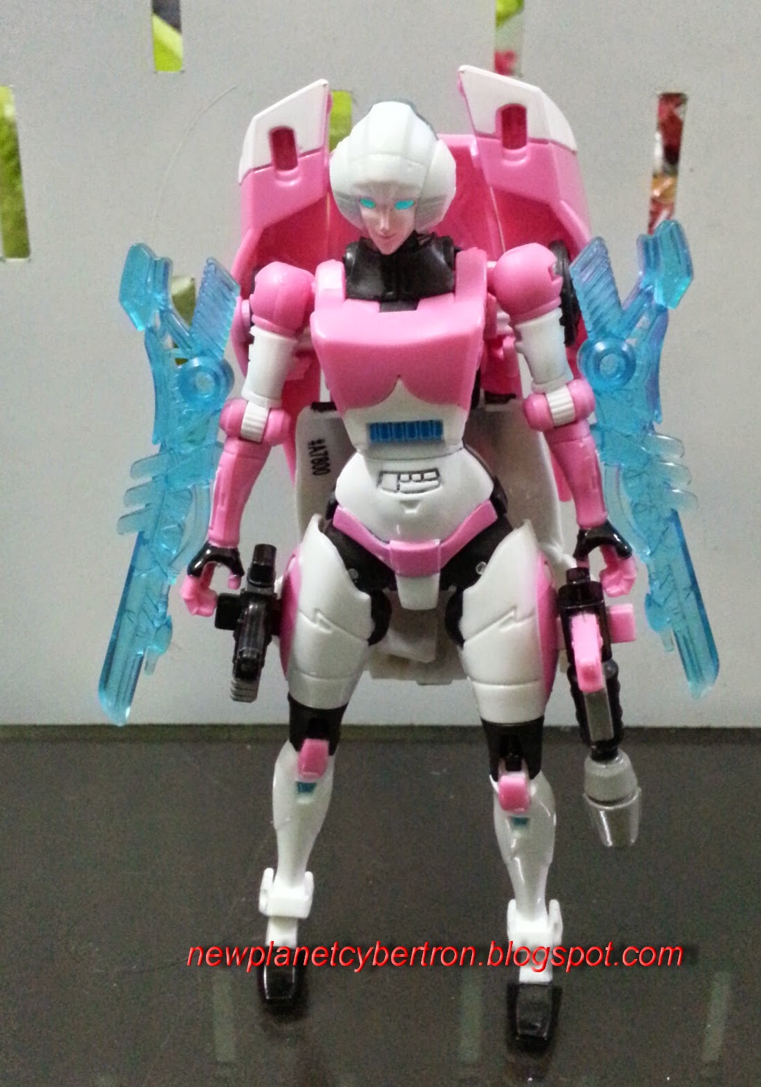 New Cybertron Transformers Review Arcee (IDW Generation Deluxe)