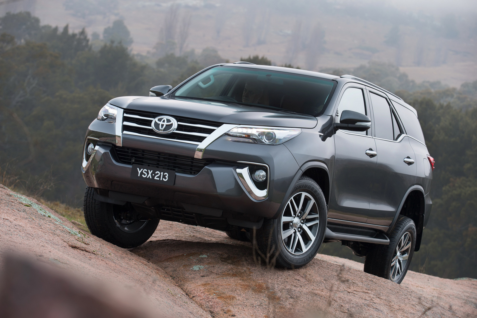 SPESIFIKASI DAN HARGA TOYOTA ALL NEW FORTUNER 2016 InfOtomotif
