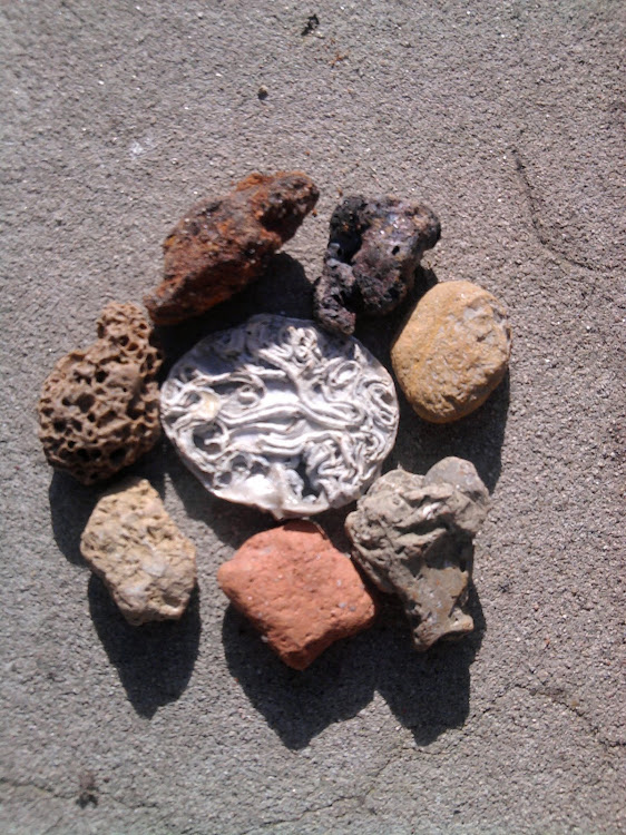 pedaços de rocha, praia da rainha jul 2010
