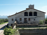 Façana principal de la Rectoria de Sant Andreu, amb la bassa i el pati Façana principal de la Rectoria de Sant Andreu, amb la bassa i el pati