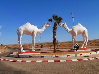 Tarfaya, een behoorlijk grote stad in de Westelijke Sahara met een wat wonderlijke 'woestijnstad-sfeer' en veel militaire controle.