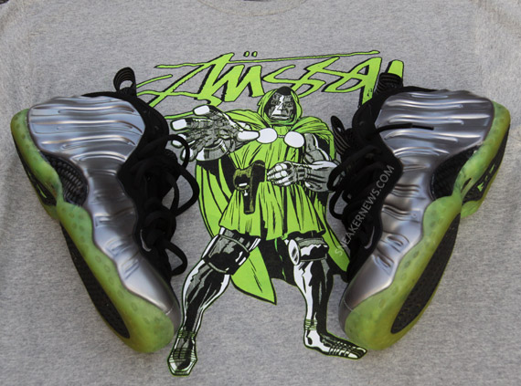 http://4.bp.blogspot.com/-Uw44KVPlkQc/Tlb-6gq7FzI/AAAAAAAAHH0/DkksU1Rq0GQ/s1600/nike-air-foamposite-one-captain-america-dr-doom-sole-swap-customs-10.jpg