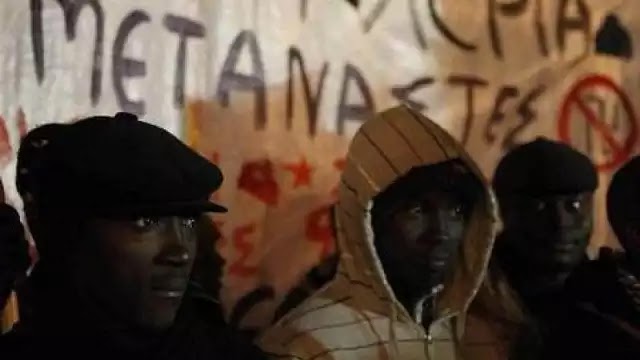 ΣΟΚ : Στην Φιώτιδα Μετανάστες Γελοιοποιούν Τον Ιησού Με Φωτοτυπίες Που Πετούν Στον Δρόμο φωτο!! ΣΟΚ : Στην Φιώτιδα Μετανάστες Γελοιοποιούν Τον Ιησού Με Φωτοτυπίες Που Πετούν Στον Δρόμο φώτο!!