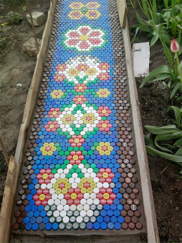 Поделки из крышек пластиковых бутылок для сада