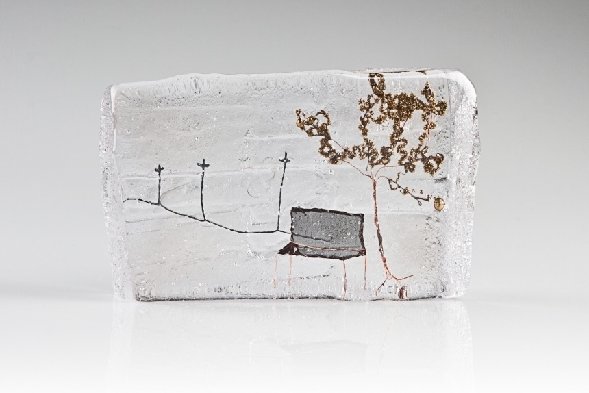 Ayrton loves seeing children bored at her galleries only to find a connection with a glass piece. - It Looks Like A Winter Photograph, But Look Closer… It Reveals Something Amazing. Ayrton loves seeing children bored at her galleries only to find a connection with a glass piece. - It Looks Like A Winter Photograph, But Look Closer… It Reveals Something Amazing.