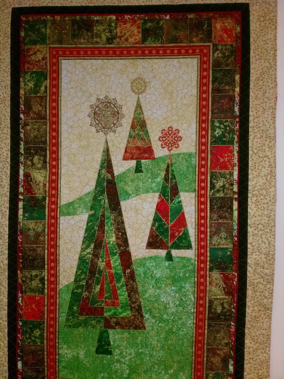 Back Porch Quiltworks: Red, green & gold Christmas tree wallhanging