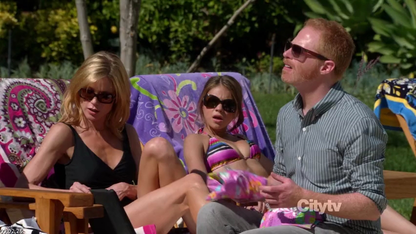 above and below claire julie bowen haley sarah hyland and mitchell jesse tyler ferguson plan modern familys express christmas and are colorful - Modern Family Christmas above and below claire julie bowen haley sarah hyland and mitchell jesse tyler ferguson plan modern familys express christmas and are colorful - Modern Family Christmas