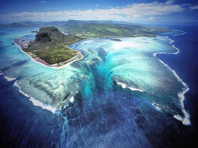 Cascada subacuática en la Isla Mauricio