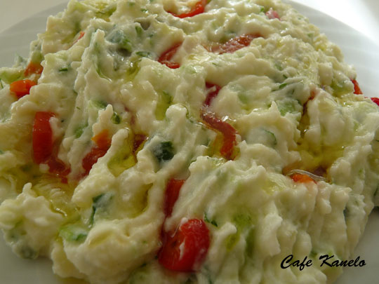 Yoğurtlu Patates-Salatalık Salatası