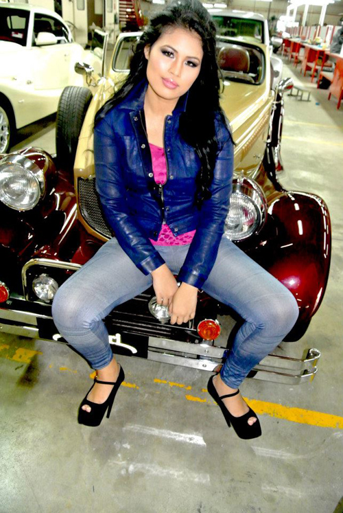 (Gambar) Pose 'kangkang' penyanyi Amanda Imani... - Pilihan Anda