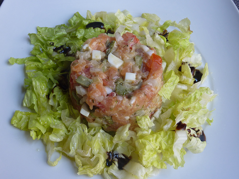 TARTAR DE SALMÃO FUMADO COM ALFACE 